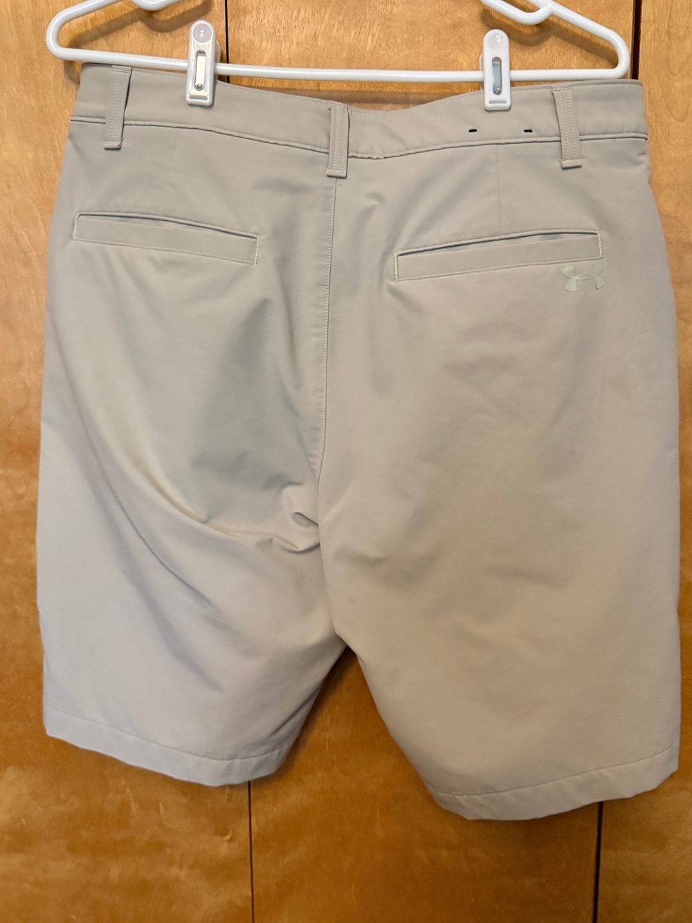 EUC - Under Armour Men's Beige Performance Golf Shorts size 34